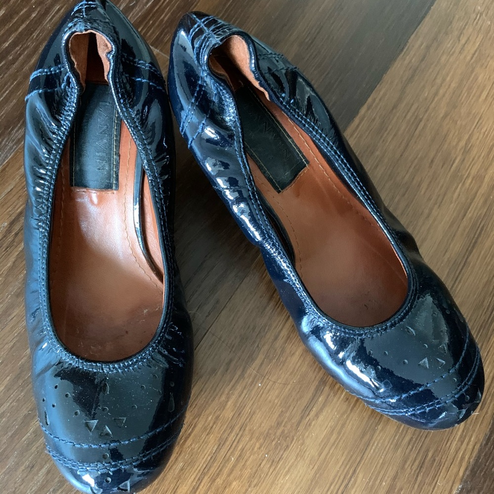 Lanvin navy patent kitten heel pumps - size 36